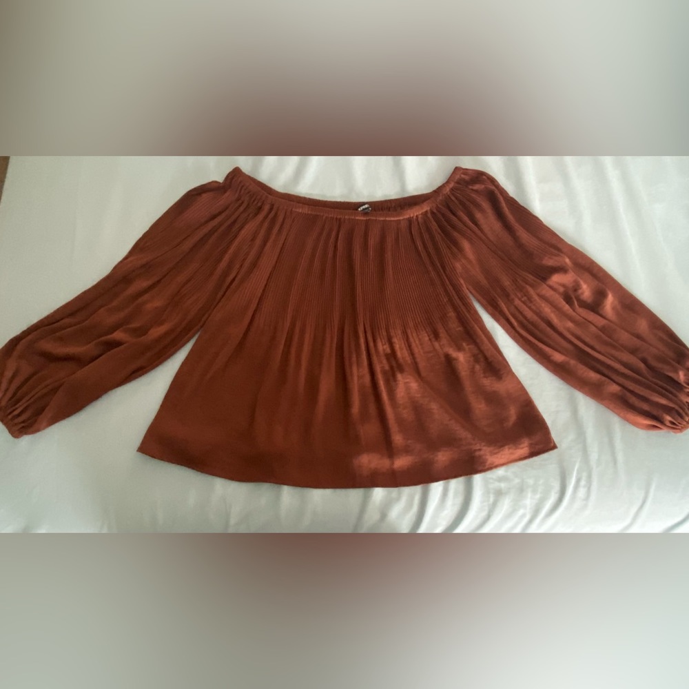 Express Off-Shoulder Blouse - Picture 2 of 4